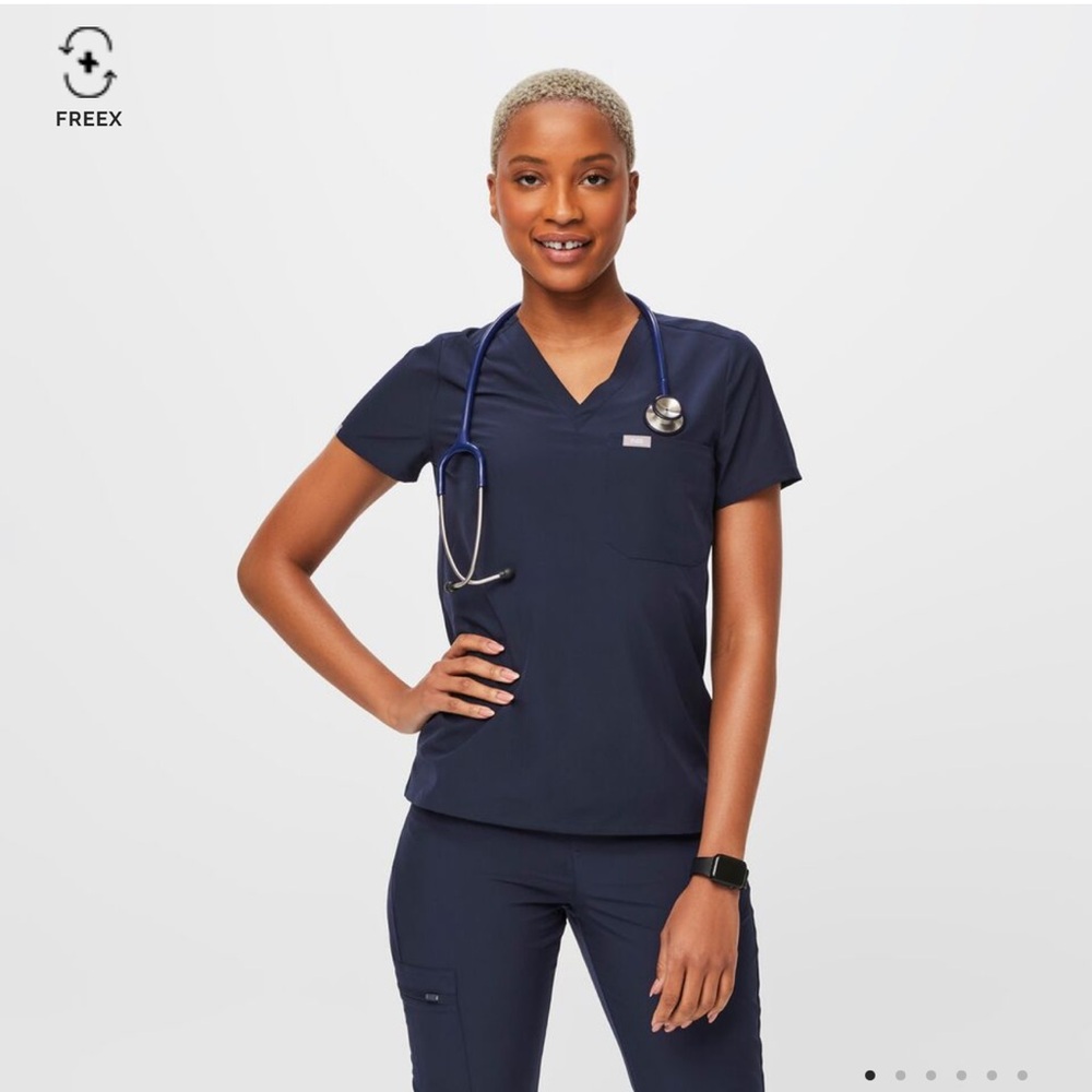 women's Navy FREEx™ Catarina™ - One-Pocket Scrub Top - M / Navy
M
